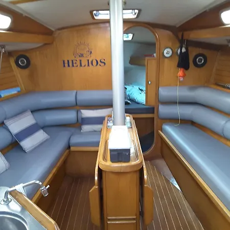 Voiler A Quai Au Port De La Rochelle Hotel en barco *